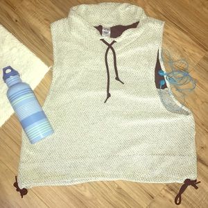 Te Verde Sleeveless Drawstring Hoodie